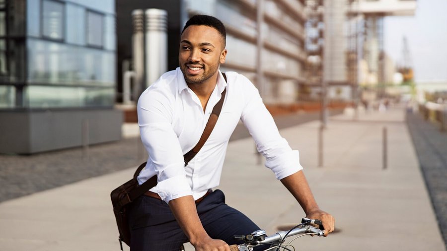 Mladi kandidat s biciklom kao OVB financijski planer