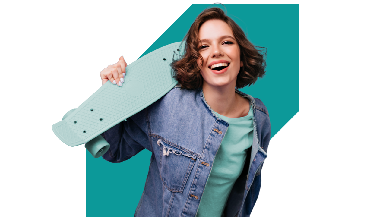 Mlada žena sa skateboardom stoji ispred tirkiznog izreza
