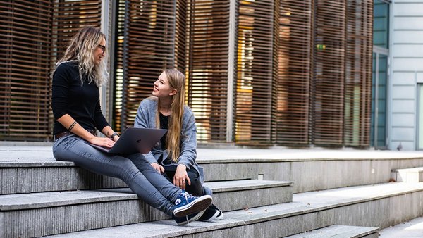 Studentice sjede na stubištu i smiju se