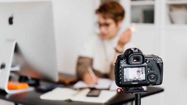 Fotograf radi na računalu - mirovinsko osiguranje