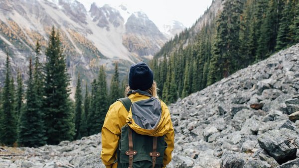 Osoba gleda u daljinu dok putuje s ruksakom na leđima - Backpacking