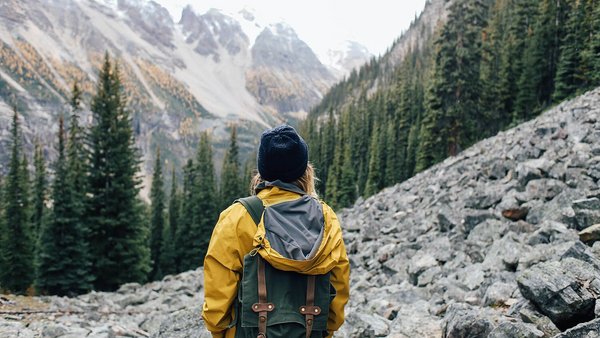 Osoba gleda u daljinu dok putuje s ruksakom na leđima - Backpacking Osoba gleda u daljinu dok putuje s ruksakom na leđima - Backpacking