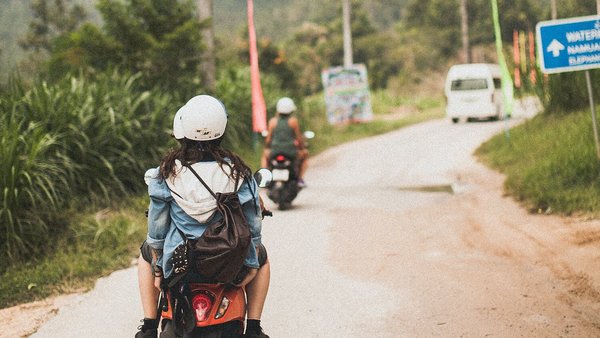 Mlada žena na skuteru – putovanje inozemstvom