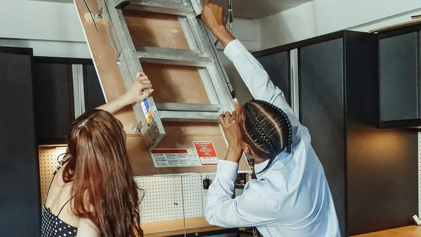 Kako se zaštititi od kuna bjelica Mladi par gleda u potkrovlje