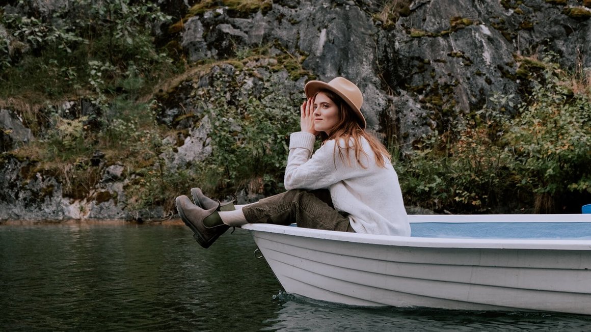 Žena sjedi u čamcu – Putovanje inozemstvom