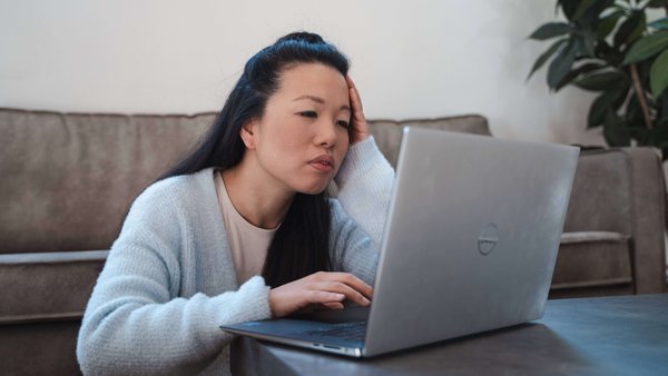 Žena sjedi za svojim laptopom