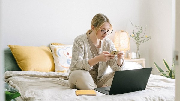 Žena na krevetu – privatno mirovinsko osiguranje Žena na krevetu – privatno mirovinsko osiguranje