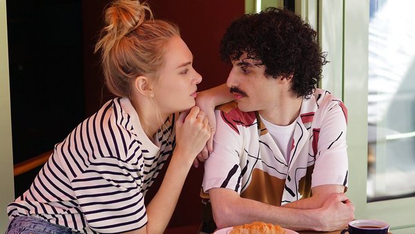 Par sjedi u kafiću - zajednički račun Par sjedi u kafiću - zajednički račun