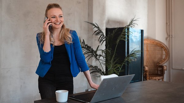 Mlada žena telefonira stojeći - Postizanje neovisnosti