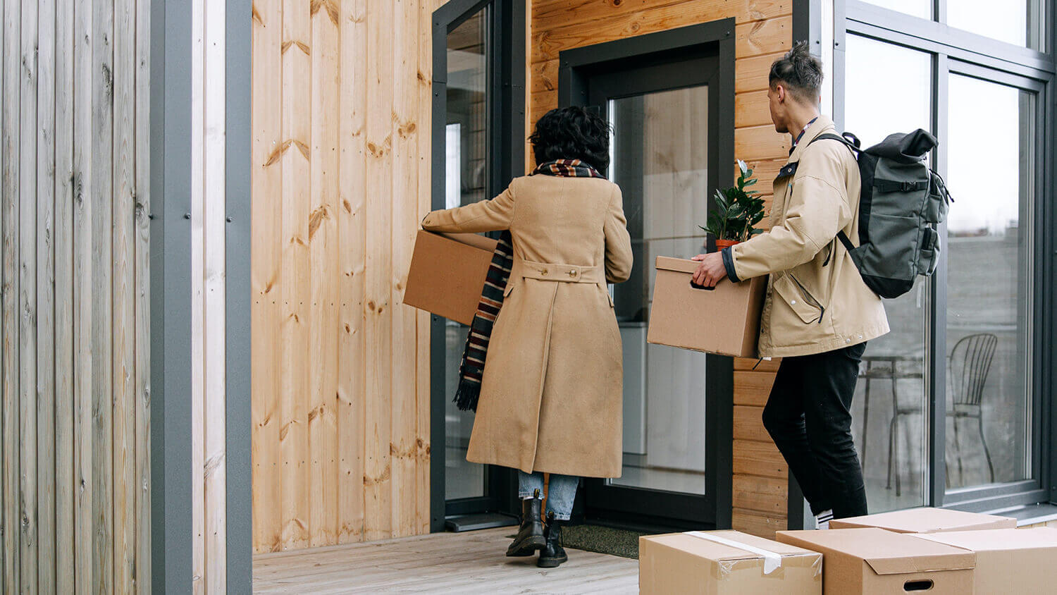 Par se seli u svoju prvu nekretninu Par se seli u svoju prvu nekretninu