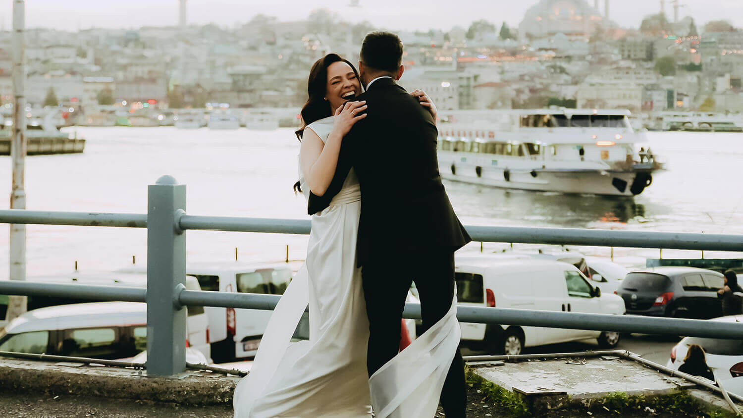 Mladenci drže jedno drugo smijući se - Planiranje vjenčanja