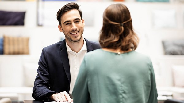 Financijski planer intervjuira kandidatkinju Financijski planer intervjuira kandidatkinju