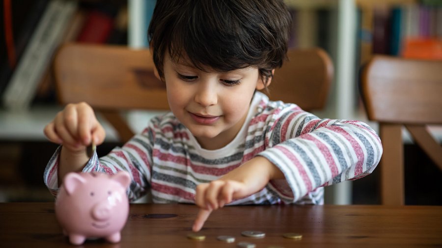 Dijete s kasicom i kovanicama - mjesečni fiksni troškovi kućanstva