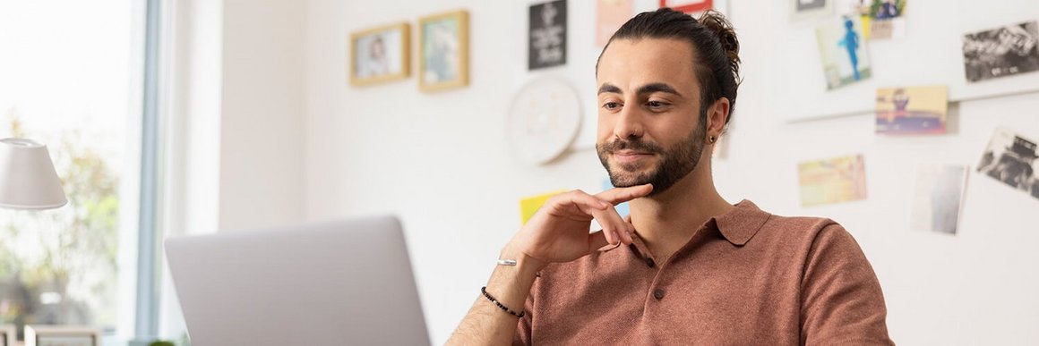 Čovjek gleda u laptop kako bi dobio informacije