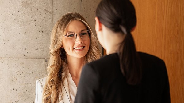 Kandidat s naočalama razgovara s OVB financijskim planerom 