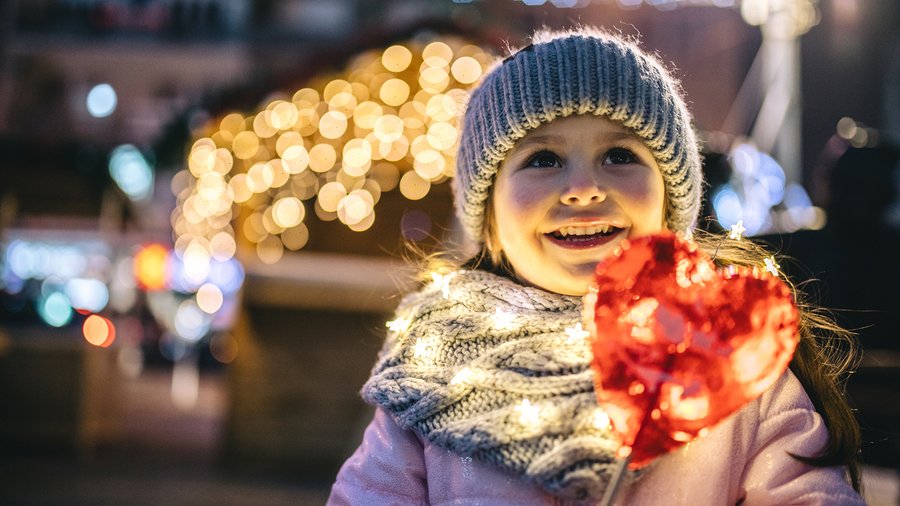 Djevojčica sa srcem i božićnim lampicama – Pametno Ulaganje Novca