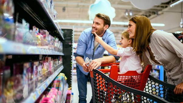 Obitelj u kupovini u supermarketu Obitelj u kupovini u supermarketu
