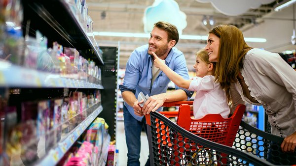 Obitelj u kupovini u supermarketu 