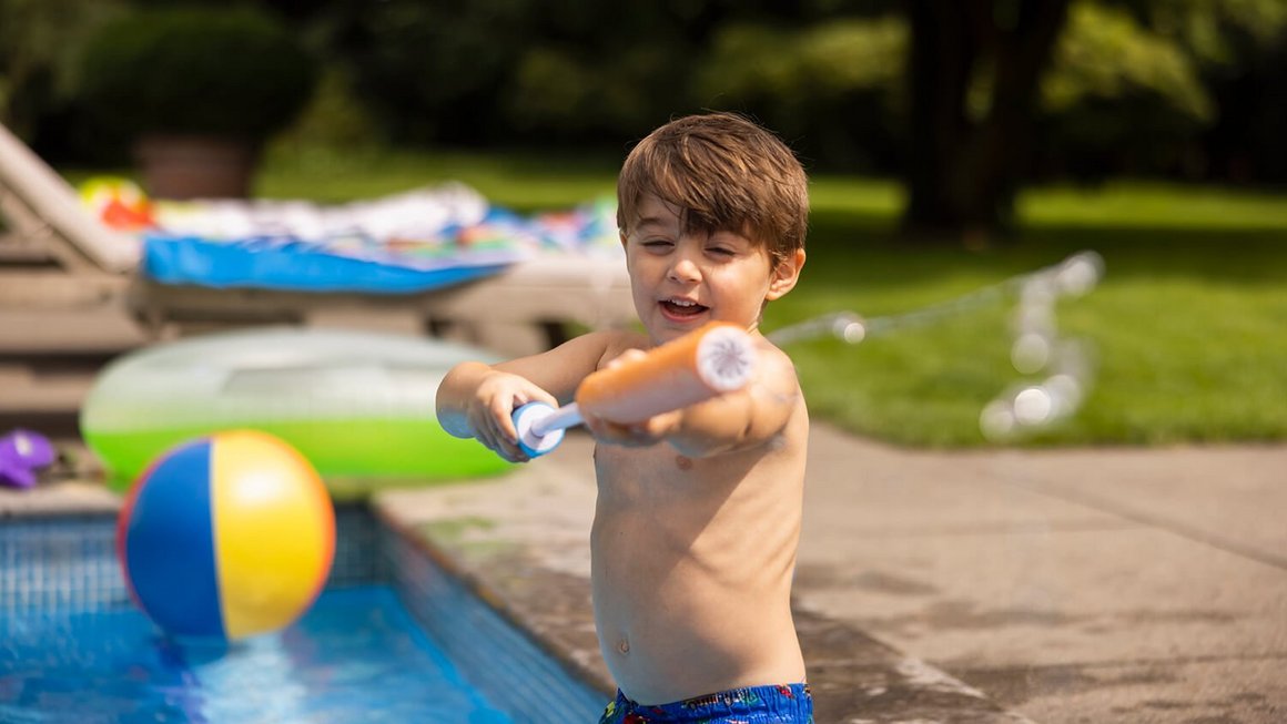 Dijete na bazenu s vodenim pištoljem - Putujte sigurno
